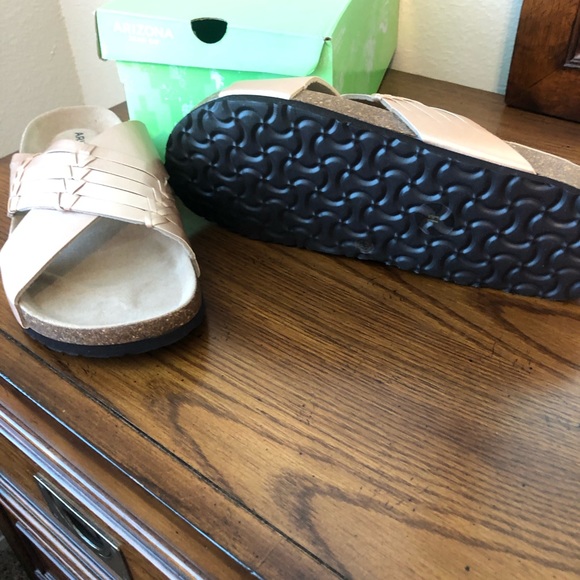 New in box Arizona Rose gold foot bed sandals 11 - Picture 4 of 4